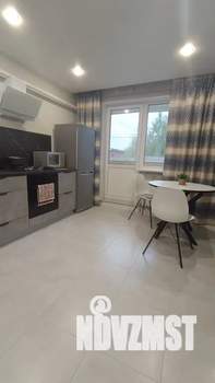 Студия квартира, посуточно, 42м2, 1/10 этаж