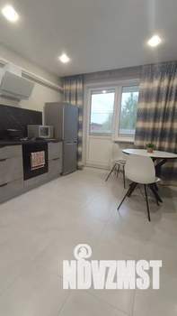 Студия квартира, посуточно, 42м2, 1/10 этаж